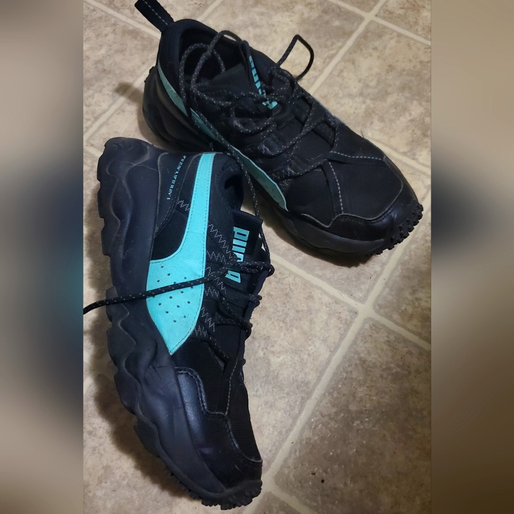 Women Puma sneakers/runners black and green.